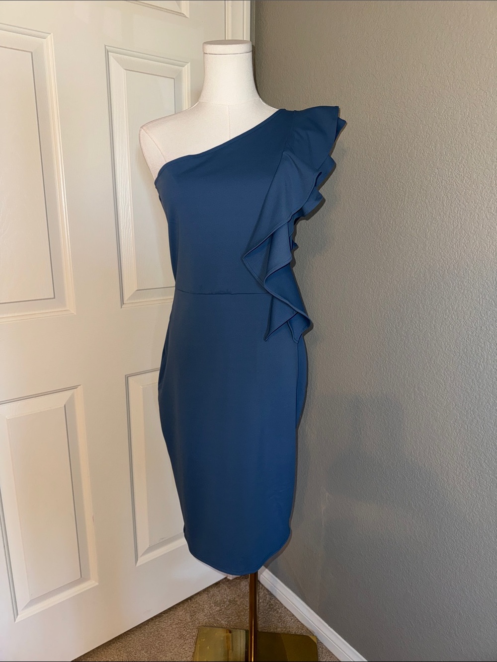 Elegant One-Shoulder Ruffle Sheath Dress